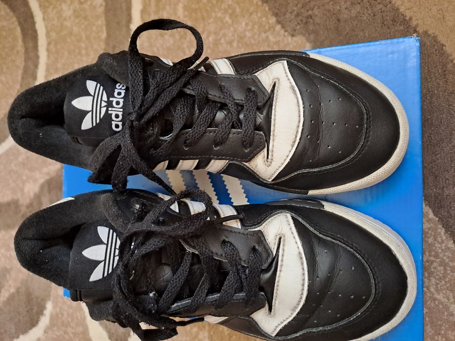 Кросівки бренду Adidas