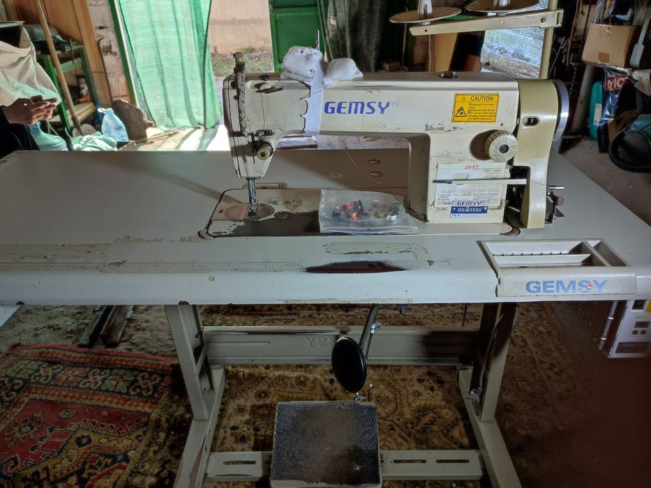 Промислова швейна машинка