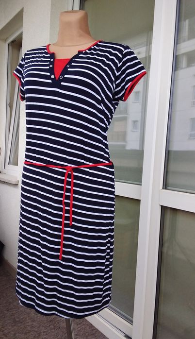 Letnia sukienka w granatowo-białe paski