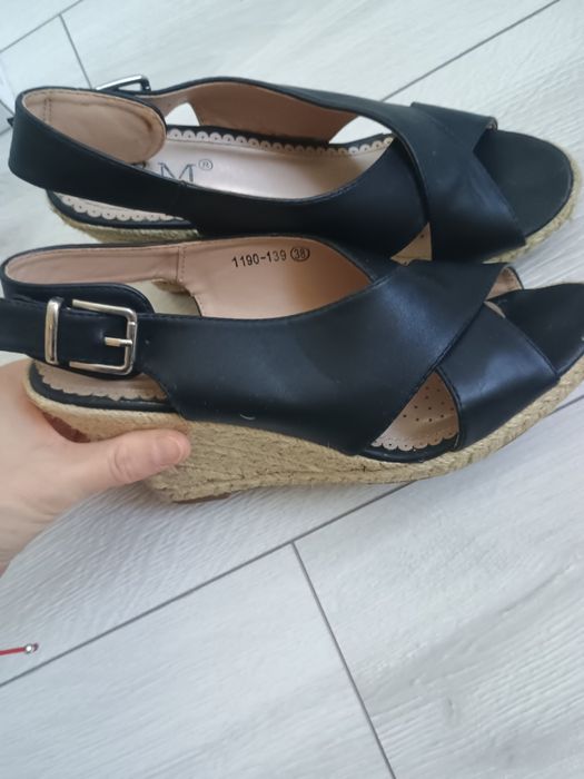 Sandały damskie na koturnie