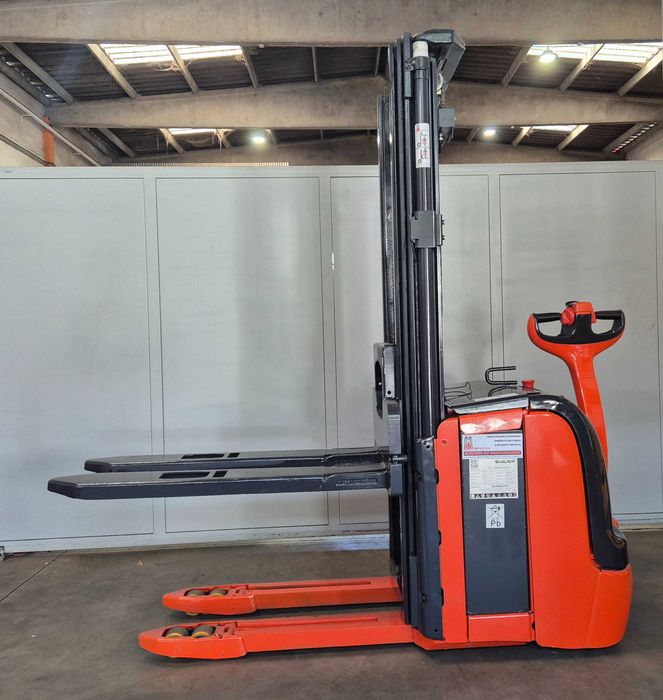 Stacker elétrico Linde