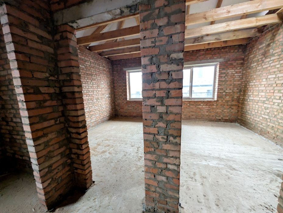 Просторий будинок біля міста