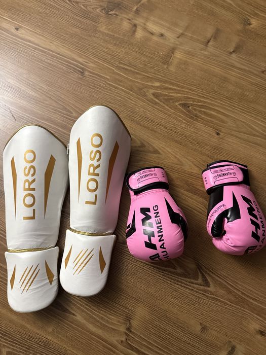 Ochraniacze na piszczele i rękawice bokserskie