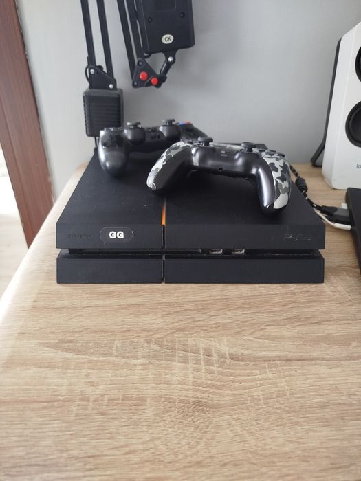 Konsola ps4 2 pady +FIFA 2020