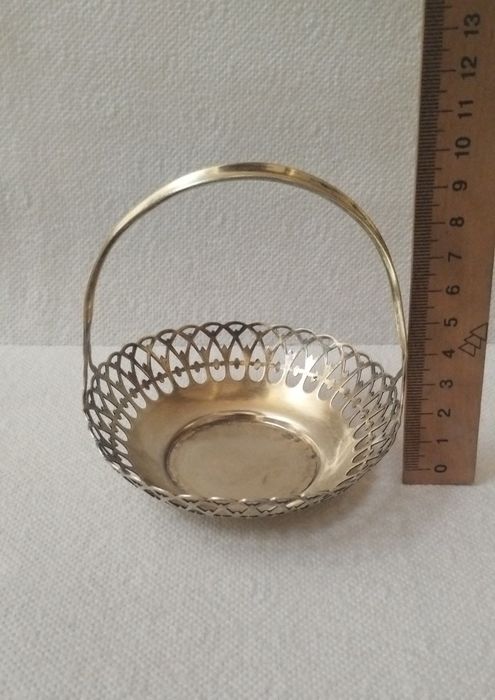 Серебряная конфетница с позолотой  875 пробы.