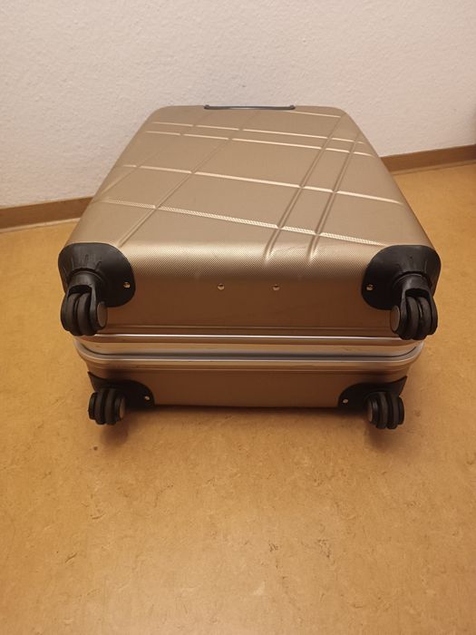 Большой,пластиковый чемодан,размер L- 70*47см.