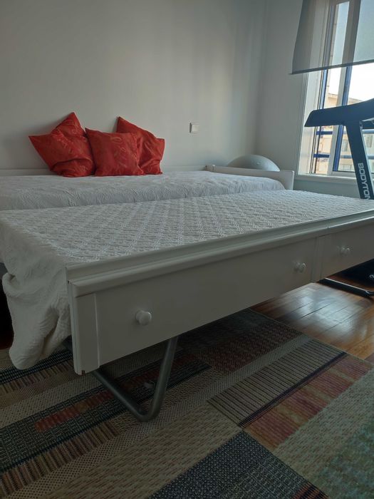 Cama de solteiro dupla lacada branca c/ colchões - bom estado/ pouco uso