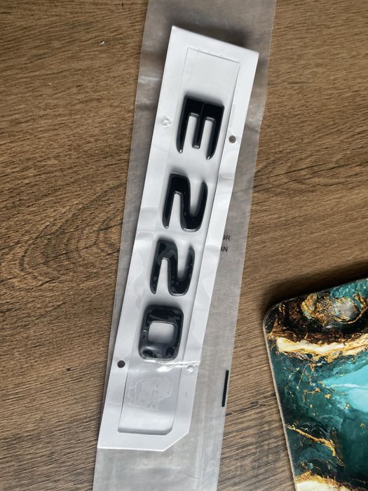Czarny Emblemat Znaczek tył Mercedes E220 Czarny/Nowy!