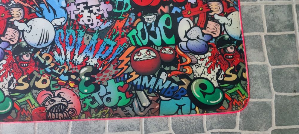 Tapete de Rato Gaming RGB XXL (40x90 cm) – Padrão Graffiti Urbano