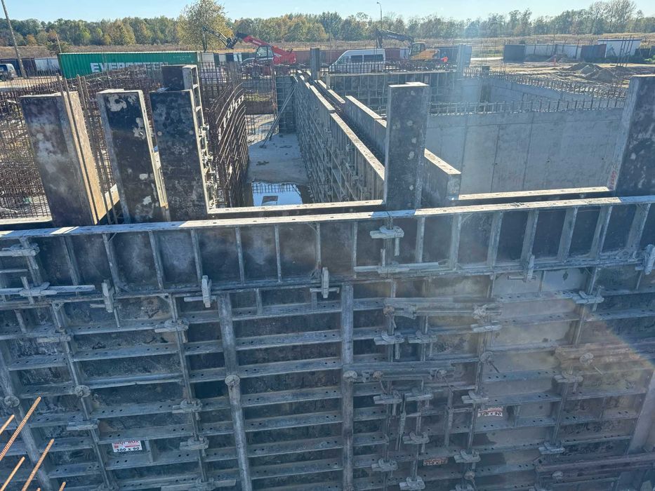 Wynajem sprzedaż szalunków rusztowań podnośników kontenerów ogrodzeń