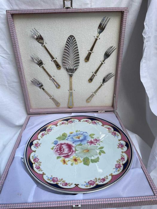 Serviço de Bolo Completo em Caixa Original — Porcelana Limoges com Talheres Dourados