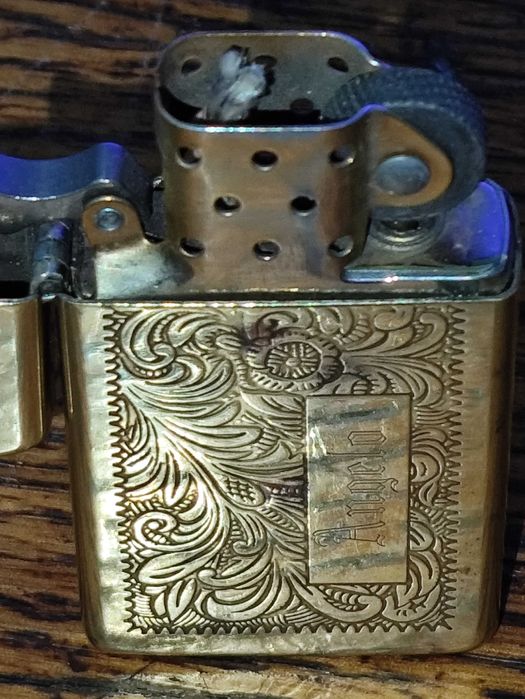 Isqueiro vintage Zippo VII latão maciço pergaminho veneziano