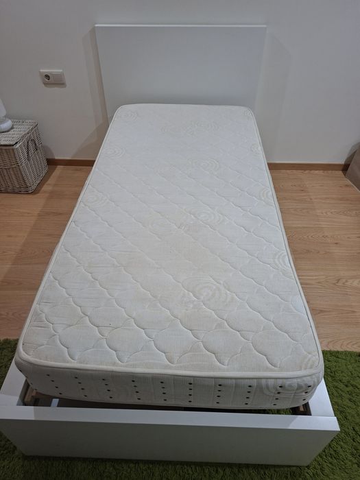 Cama de solteiro com arrumaçáo