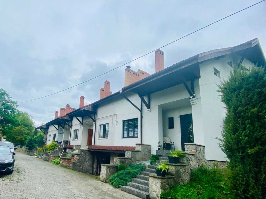 Продаж танхаусу в обжитій тихій локації в центрі міста 170 м2 в клубному містечку з гаражем і земельною ділянкою