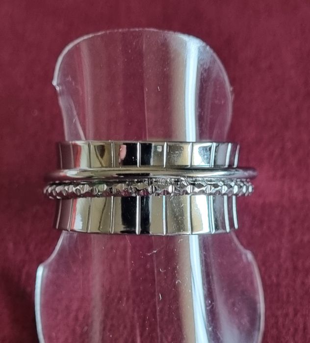 Anel prateado, em aço, muito elegante. Ajustável