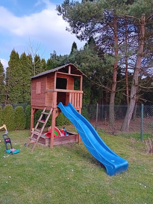 Domek drewniany ze zjeżdżalnią