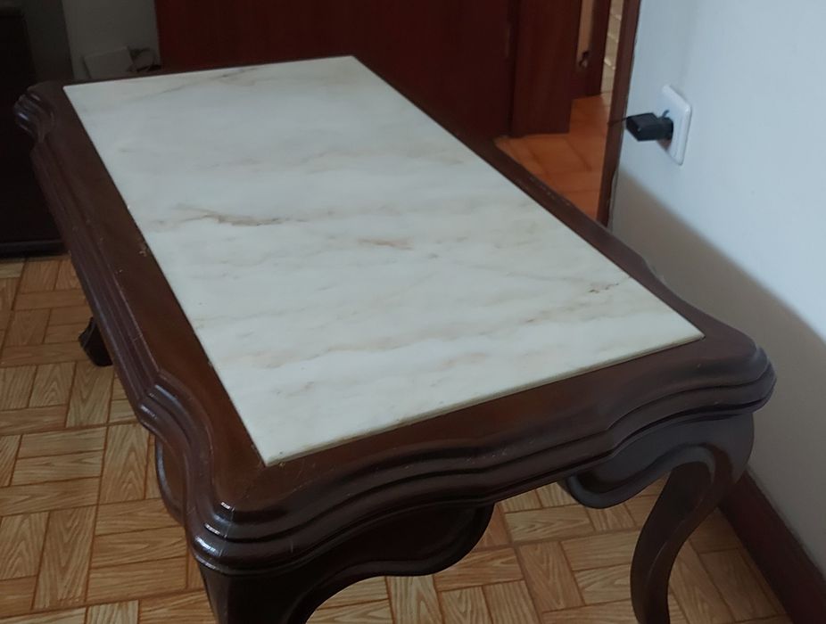 Mesa de centro com pedra mármore