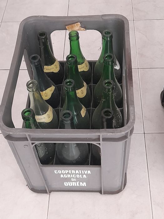 Quatro caixas antigas  de vinho, com as 12 garrafas.