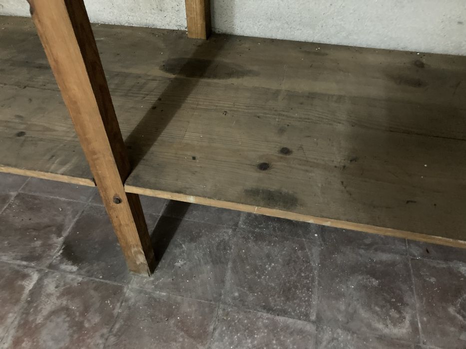 Tabuas e barrotes  em pinho / prateleiras