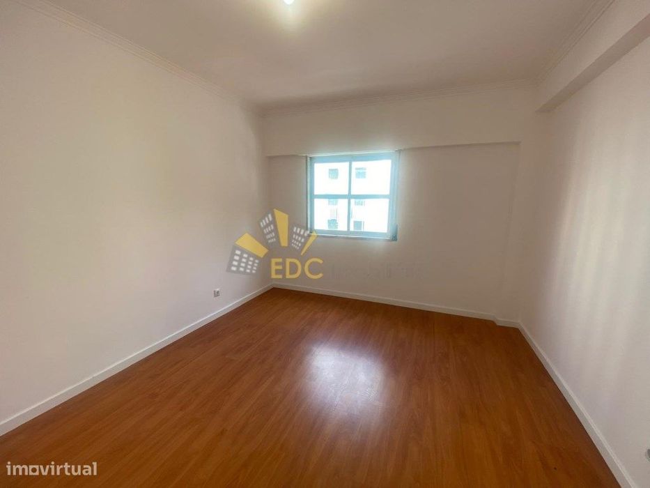 Apartamento T2 Transformado em T3 | A 5 Minutos da Estação | Tapada...