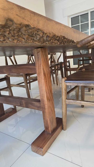 Conjunto Exclusivo: Mesa de Madeira Maciça com Bordas Naturais + 12 Cadeiras Wishbone