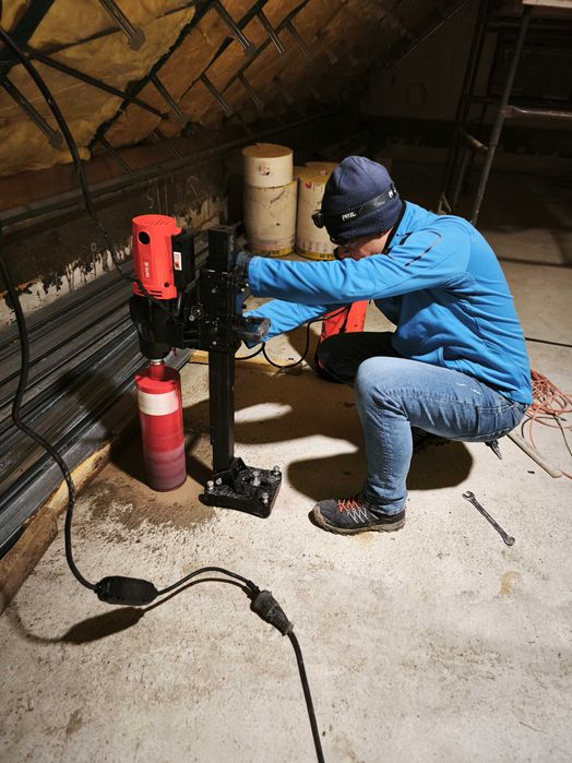 Przewierty przez strop pod skrzynki rozprężne anemostatów -rekuperacja