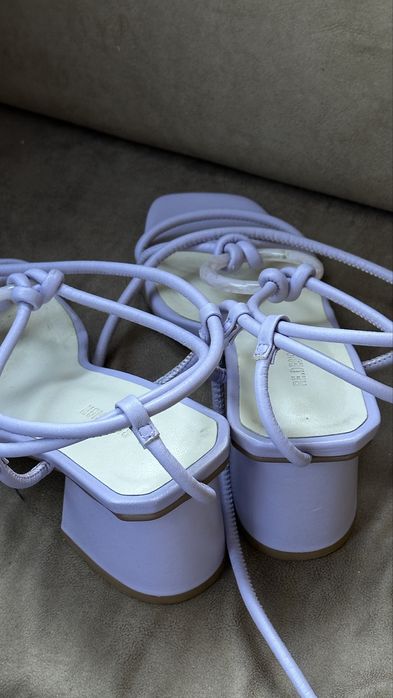 Шкіряні босоніжки лавандового кольору