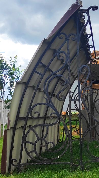 Металевий Дашок над дверима