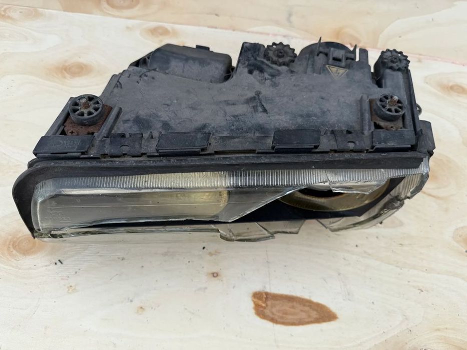 lampa xenon przód bmw e38 lewa przed lift uszkodzony klosz szkło obudowa soczewka odbłyśnik wiązka