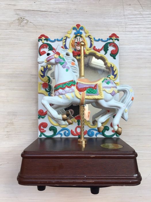 Продаю музыкальную статуэтку Сделанные в Японии для Америки THE SAN