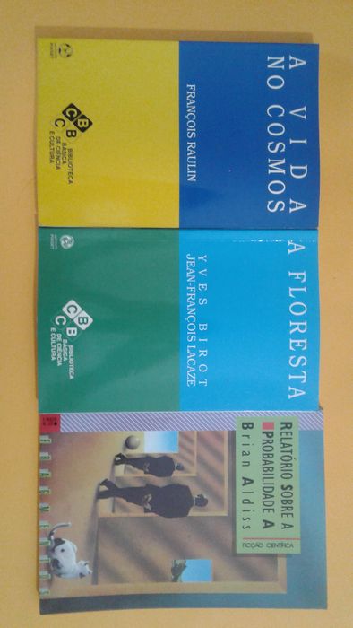 Vários livros de ciência do Instituto Piaget