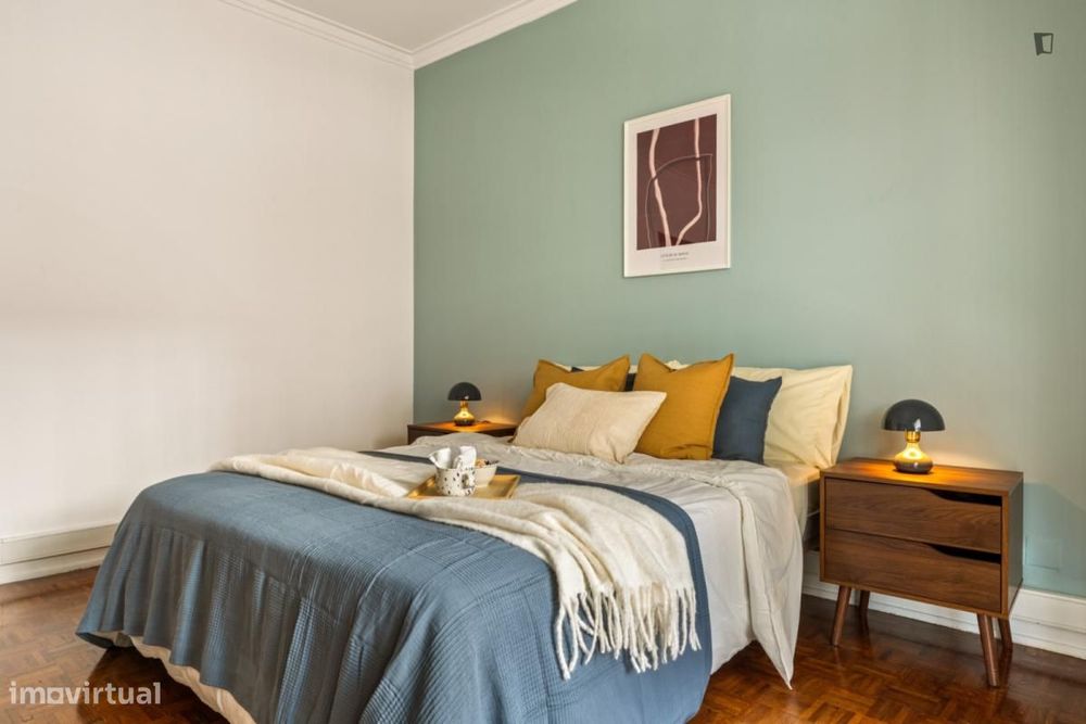 Quarto - localizado em Campolide Lisbon