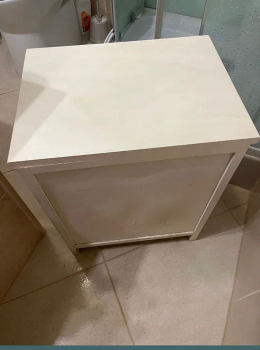 `Móvel Branco pequeno com 2 cestos de vime
