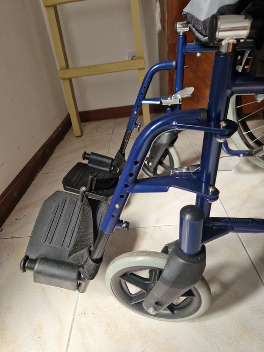 Cadeira de Rodas Breezy 90/Dobrável – Excelente Estado + Almofada Incluída