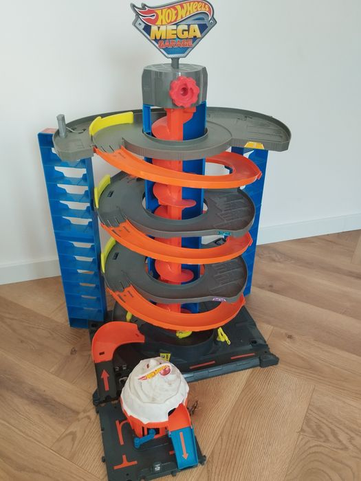 Garaż hot wheels z dostawką babeczki