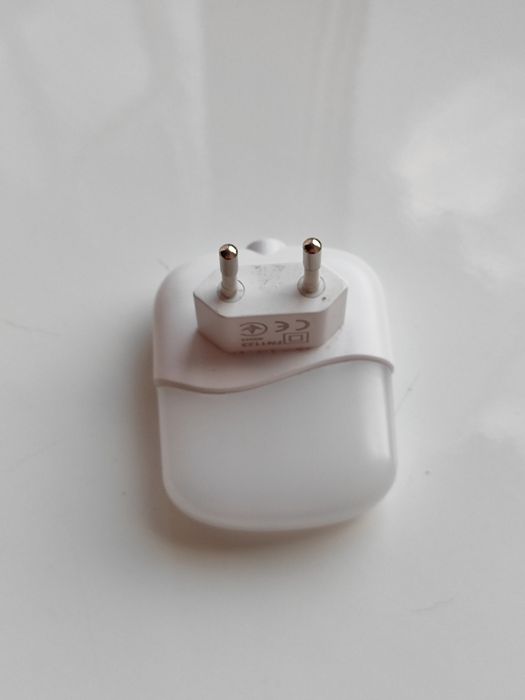 Зарядний пристрій (адаптер) з лампочкою