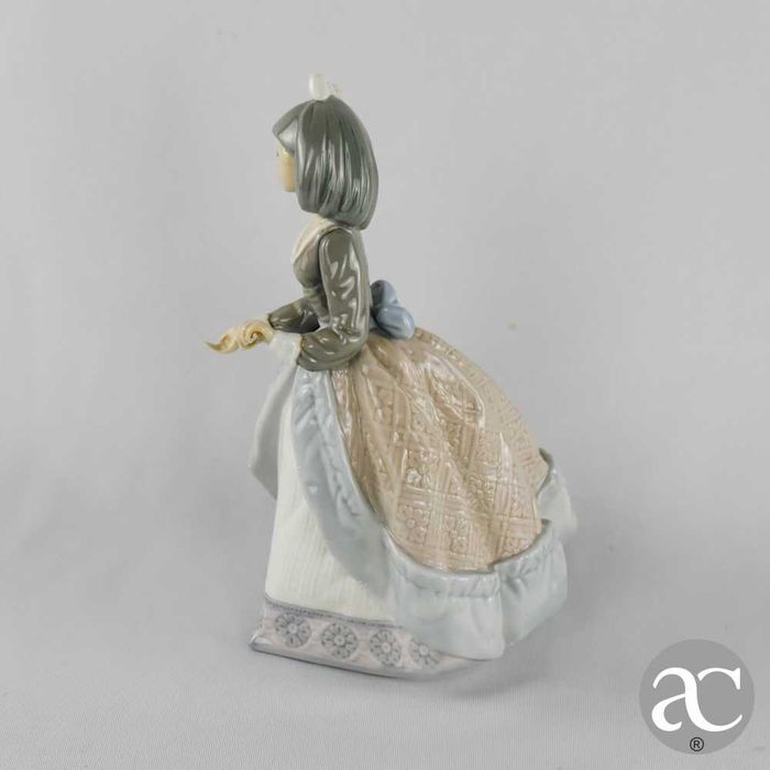 Figura em porcelana Lladró, representando uma jovem mulher com vestido de época