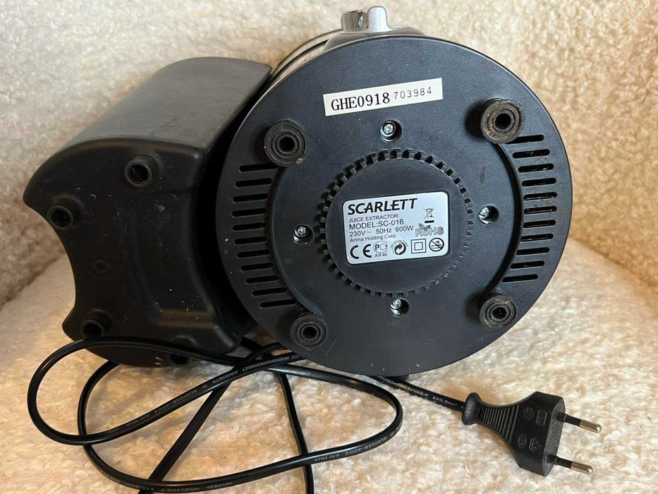 Scarlett - Соковыжималка центробежная Model:SC-016 (230V-50Hz 600W)