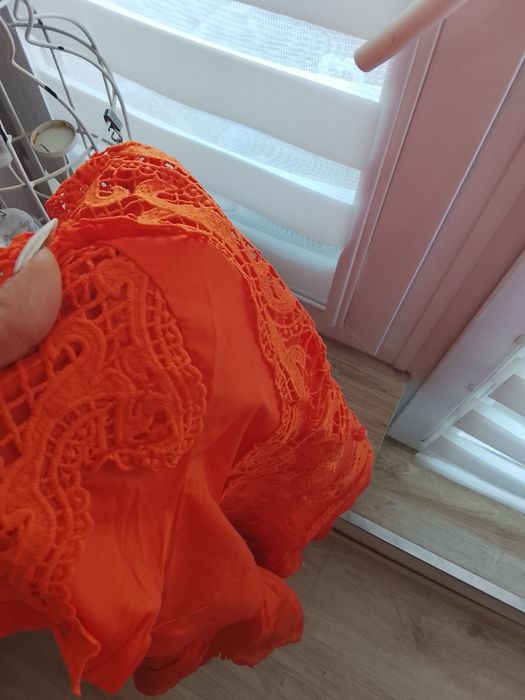 Piękna elegancka sukienka z haftem orange