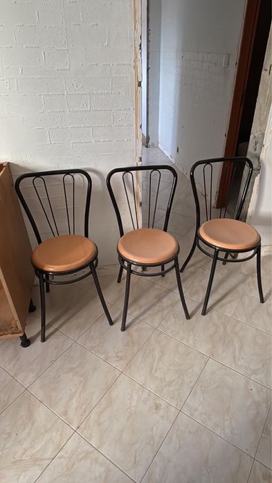 Mesa em pedra + 3 cadeiras