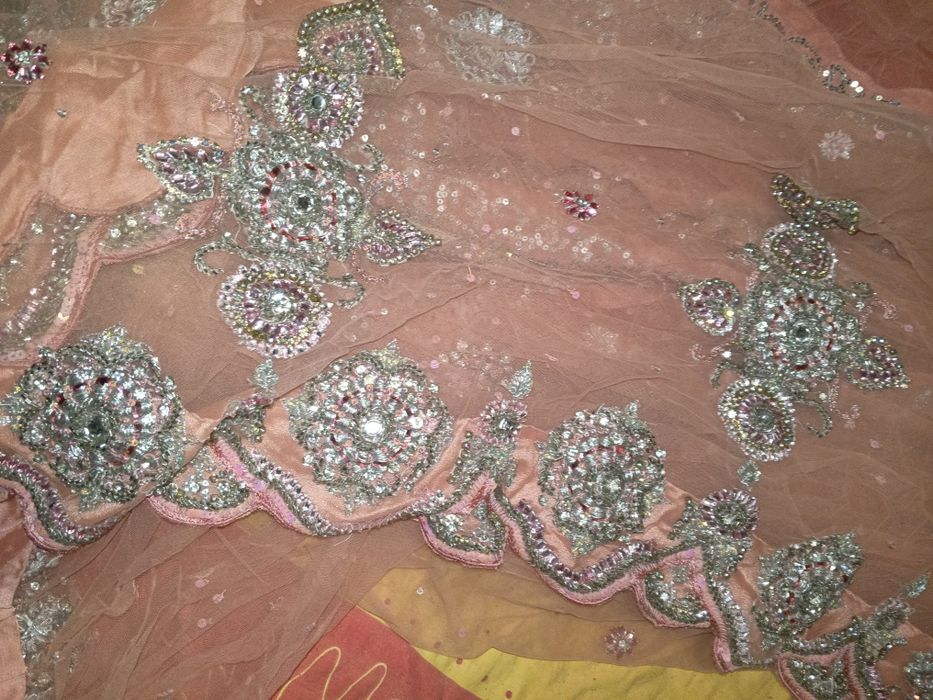 Розовое расшитое сари с чоли