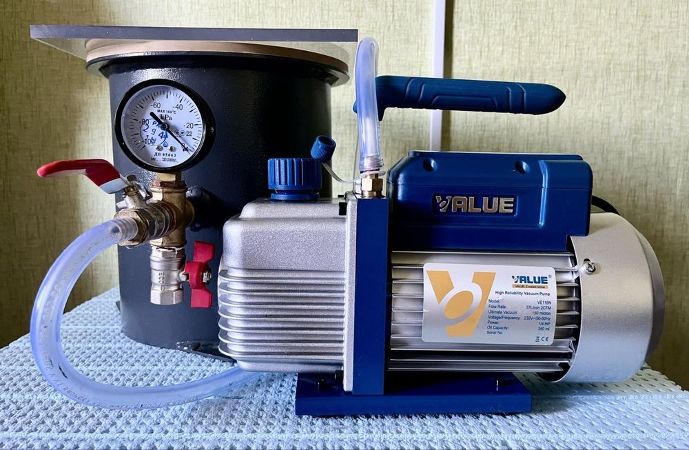 Вакумний насос з камерою