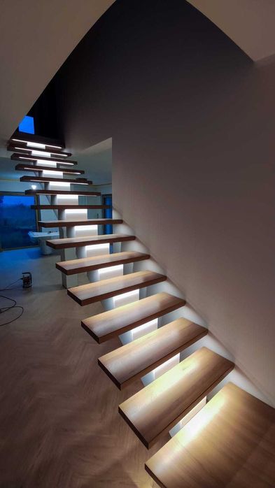 Schody metalowe na belce centralnej ze stopniami drewnianymi