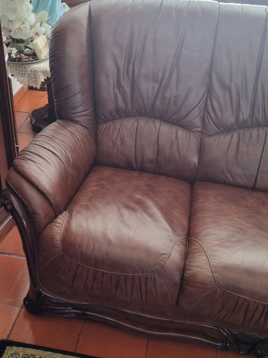 3 sofás em couro, sendo o de 3 lugares sofá cama