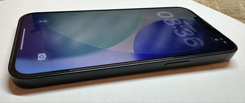 iPhone 13 128 GB z pudelkiem i dodatkiem