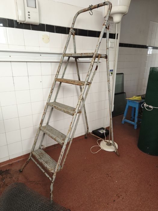 Escadote em ferro