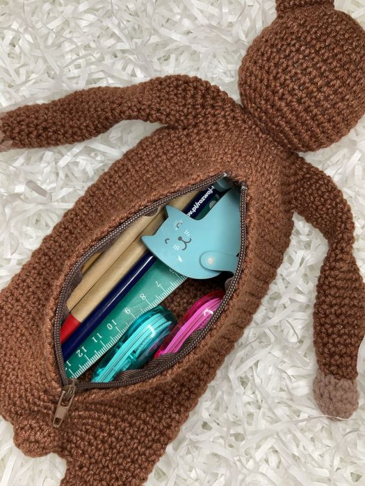 piórnik miś brązowy handmade na szydełku idealny do szkoły