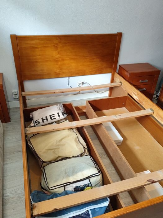 Cama de casal, em cerejeira