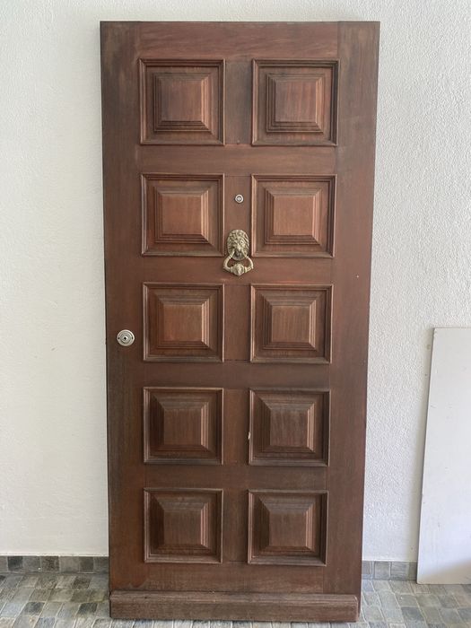 Vendo porta de entrada em madeira maciça