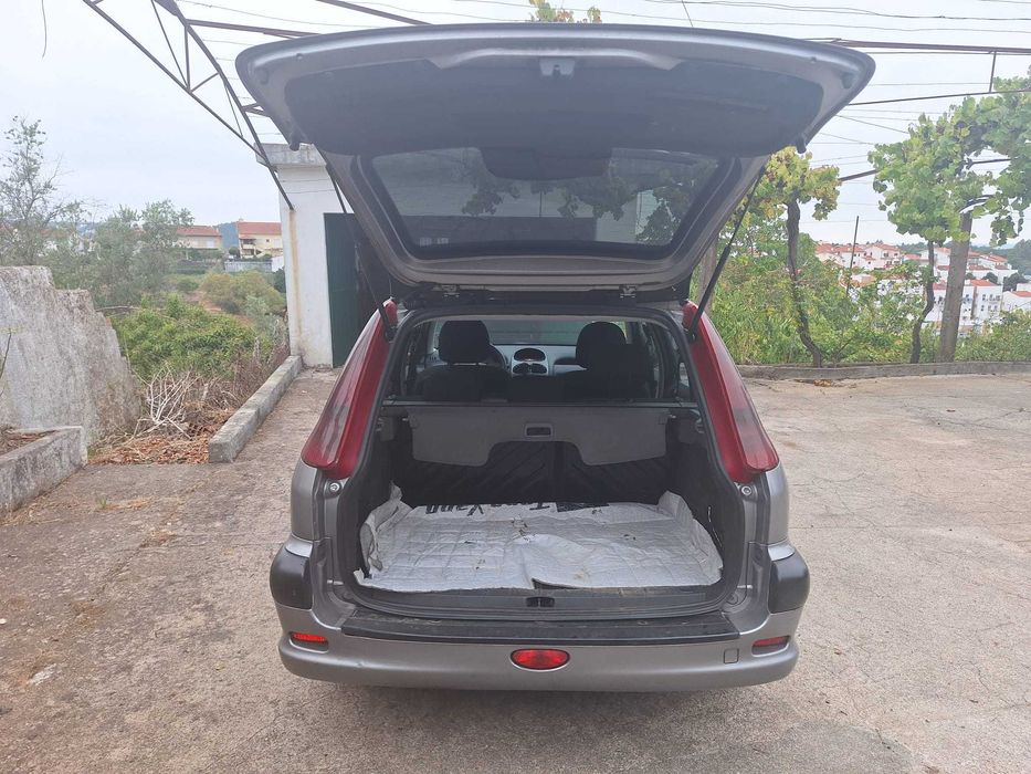 Carrinha citadina, 1.4 HDI , económica, prática, confortável, de fácil condução.